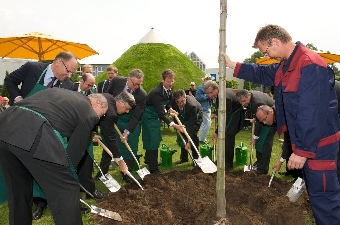 Baumpflanzung (Foto: Deutsche Messe)