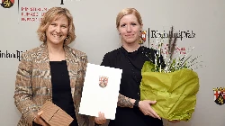 Klimaschutzministerin Katrin Eder mit Tierschutzpreistrgerin Julia Bravetti (c) MKUEM