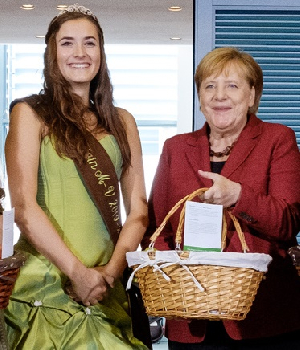 Nane Coorßen - Blütenkönigin Mecklenburg-Vorpommern) & Dr. Angela Merkel