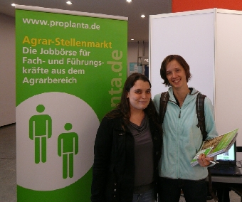 Studierende informieren sich am Proplanta-Stand an der Universität Gießen über Karrieremöglichkeiten (Foto: Proplanta)