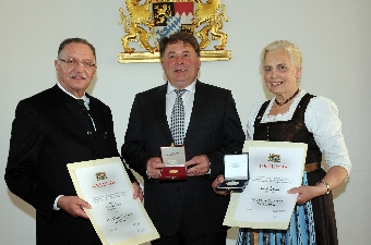Minister Helmut Brunner mit Annemarie Biechl und Gerd Sonnleitner