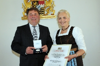 Minister Helmut Brunner mit Annemarie Biechl