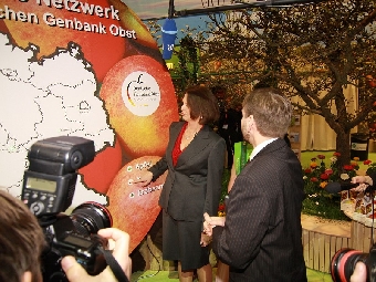 Bundeslandwirtschaftsministerin Ilse Aigner schaltet per Knopfdruck die Webseite der Genbank Obst frei