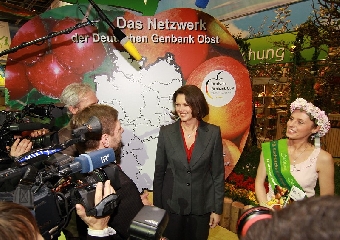 Bundeslandwirtschaftsministerin und die amtierende Sächsische Blütenkönigin vor der Karte mit den Genbank-Partnern. Koordinierungsstelle ist das Julius Kühn-Institut in Dresden.