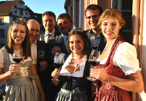 Der Bürgermeister von Gengenbach, Thorsten Erny, mit der neuen Weinprinzessin Sara Vollmer vor historischer Altstadtkulisse.