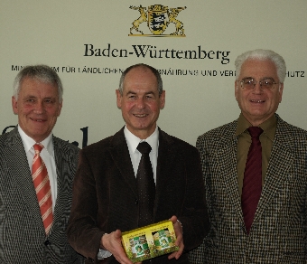 (v.l.n.r.) Ekkehard Hülsmann (Landesverband badischer Imker), Agrarminister Rudolf Köberle und Ulrich Kinkel (Landesverband württembergischer Imker) in Hohenheim