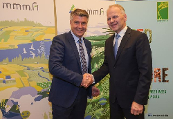 Finnlands Landwirtschaftsminister Jari Leppä (rechts) und Lars Jaeger, Projektleiter der Internationalen Grünen Woche Berlin, freuen sich über die Partnerschaft bei der kommenden Messe. (c) Messe Berlin GmbH