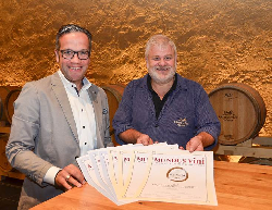 Große Freude bei Markus Ell und Martin Bäuerle (v.l.) über den Goldsegen, darunter „Großes Gold“ beim Internationalen Weinwettbewerb Mundus Vini, eines von zwei in Deutschland und das einzige für Baden. (c) suwa wortwahl