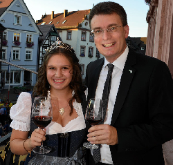 Die neue Gengenbacher Weinprinzessin Sara Vollmer aus Ortenberg (Freudental) wurde ins Amt eingeführt. (c) suwa wortwahl