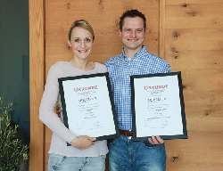 Corinna und Alexander Laible strahlen über den Doppelerfolg „ Riesling-Weingut des Jahres“ und bester Riesling Deutschlands.