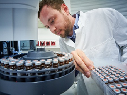 Dr. Arne Kappenberg vom Institut für Pflanzenwissenschaften und Ressourcenschutz (INRES) der Universität Bonn bestückt den Gaschromatographen mit Proben. (c) Foto: Volker Lannert/Uni Bonn