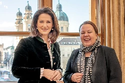Die bayerische Landwirtschaftsministerin Michaela Kaniber mit ihrer Kollegin Ursula Heinen-Esser (r.). (c) StMELF