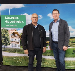 Die Landwirte Jürgen Rüdt (l.) und Joachim Unger wenden im Rahmen eines langfristigen Projekts Smart-Farming-Lösungen von BayWa und FarmFacts an. (c) BayWa AG
