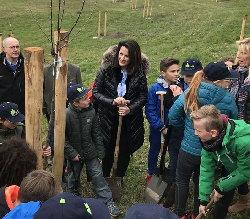 Ministerin Kaniber bei der Pflanzaktion mit Kindern einer Rohrdorfer Grundschulklasse. (c) StMELF