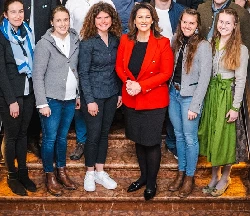 Ein Foto des Treffens ist angefgt. Es zeigt Staatsministerin Michaela Kaniber gemeinsam mit den bayerischen Top-Absolventinnen und -Absolventen der Grnen Berufe. (c) Stefanie Bchl /StMELF