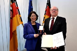 Bundesverdienstkreuz am Bande (c) Wirtschaftsministerium RLP / Kristina Schfer