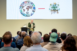 Dr. Theodor Friedrich, FAO-Botschafter im Ruhestand, stellte in seiner Keynote die regenerative Landwirtschaft als eine Lsung fr nachhaltige Bodenbewirtschaftung vor (c) Hochschule Osnabrck