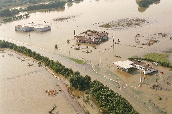 Hochwasser August 2002: Überflutete Tankstelle bei Bitterfeld / Foto: André Künzelmann/UFZ